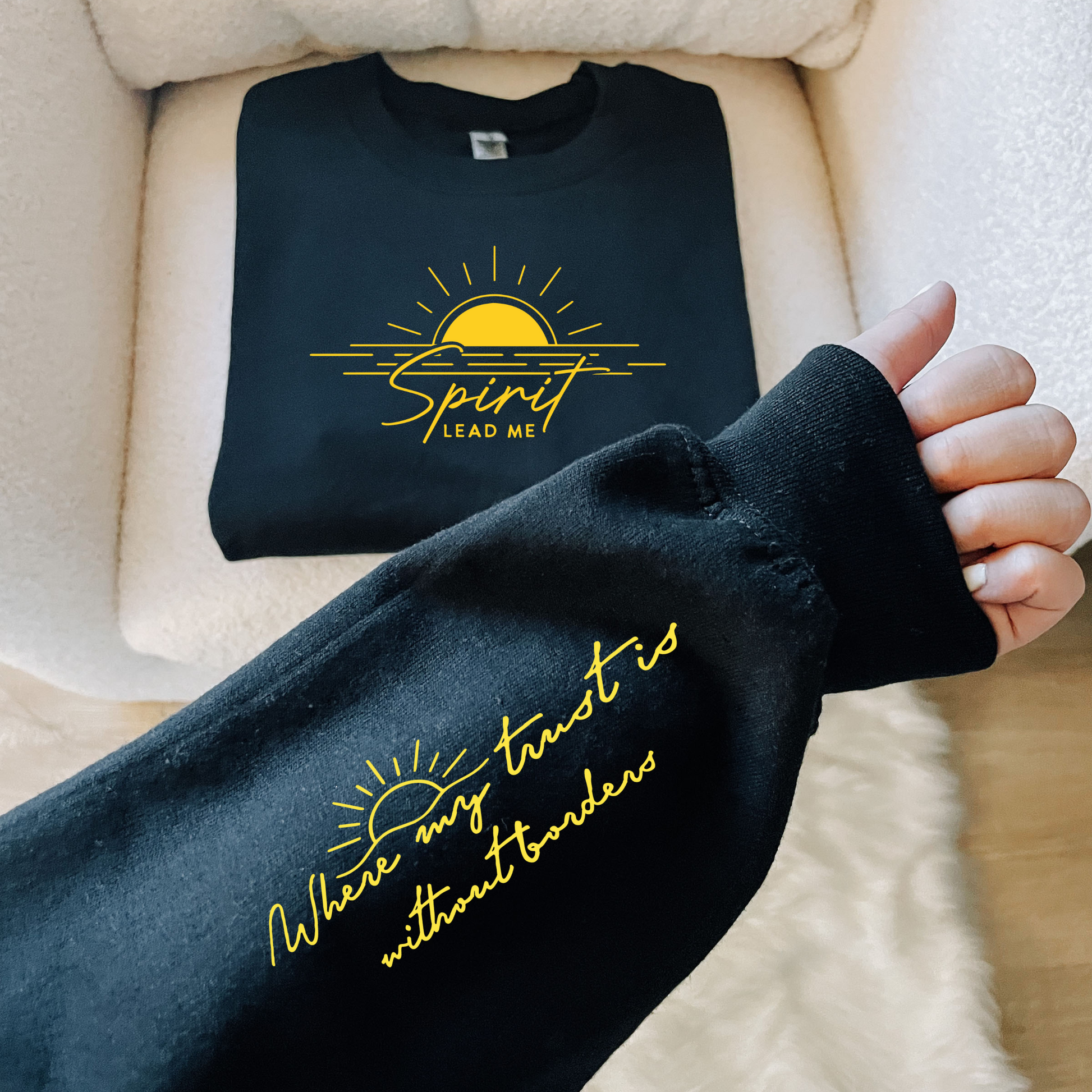 Wholesale Where my trust is without borders - Black Sweatshirt